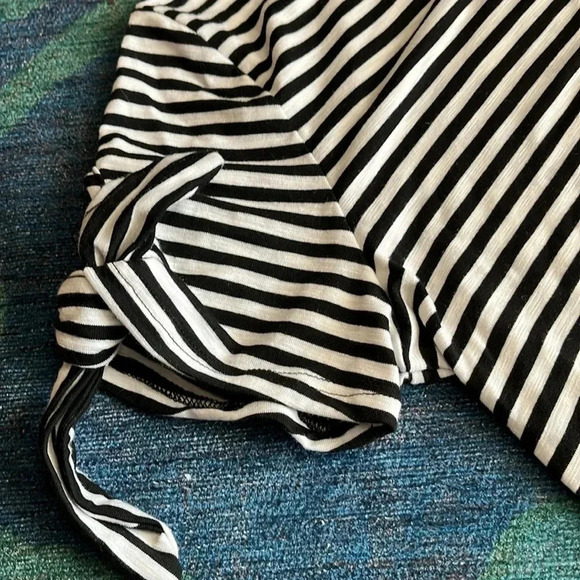 Green Envelope Stripe Tee with bow sleeves and scalloped bottom Size S - Picture 3 of 4